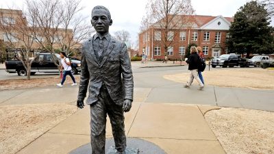 Man Charged With Putting Noose On Statue to Plead Guilty