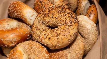 People Are Very Upset About the Way This Dude Cuts His Bagels
