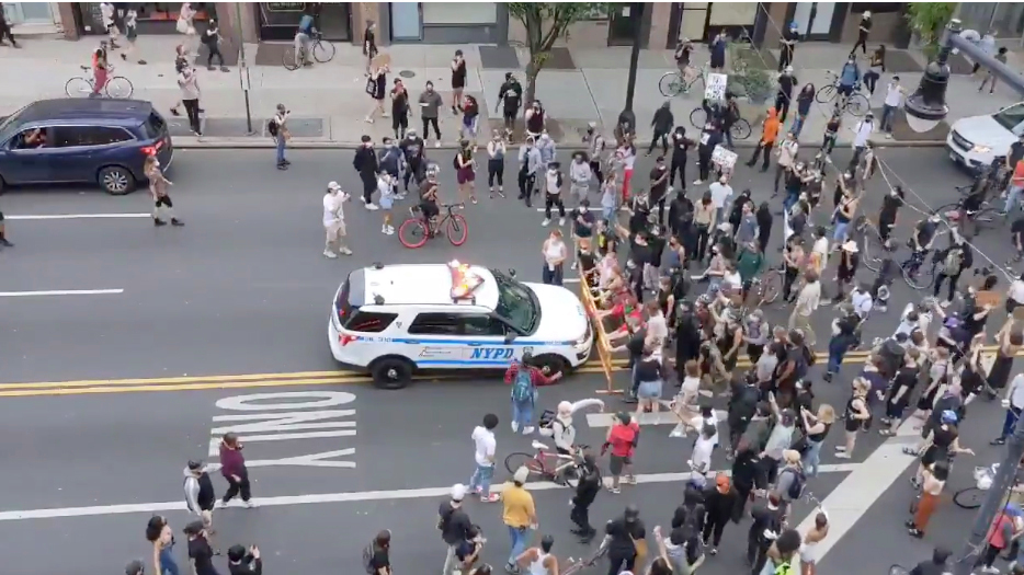 de-blasio-just-commended-nypd-for-“tremendous-restraint”-after-police-van-plows-through-crowd
