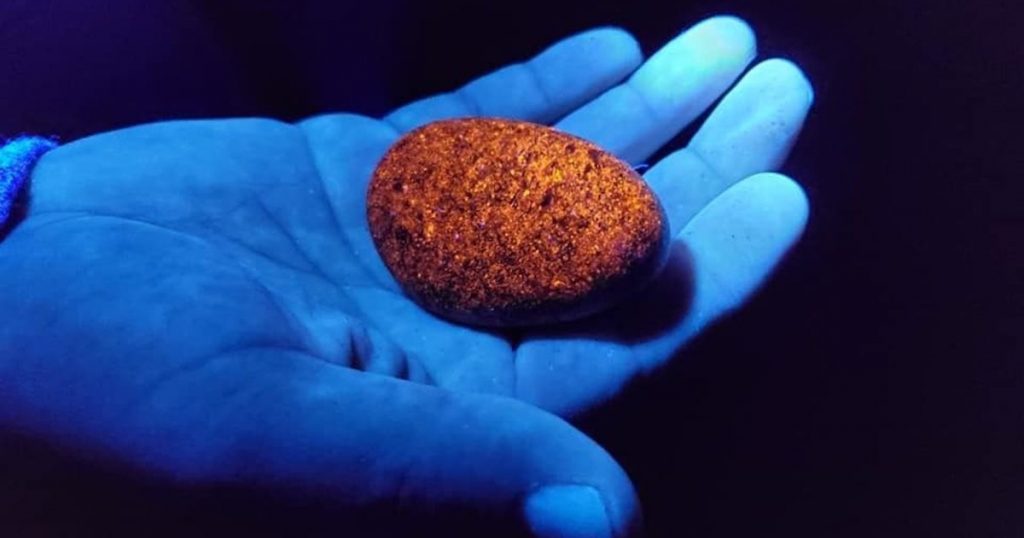 there’s-fascinating-science-behind-the-reason-these-amazing-great-lakes-rocks-glow