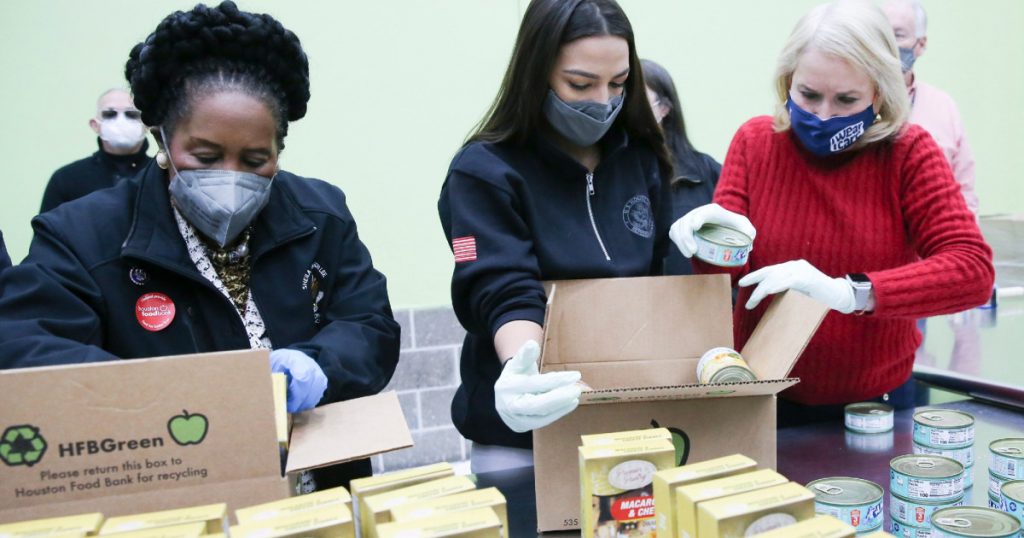 aoc-flies-to-texas-to-help-at-a-food-bank
