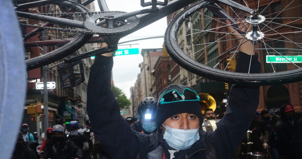 new-york’s-immigrant-bicycle-couriers-are-banding-together-to-demand-change