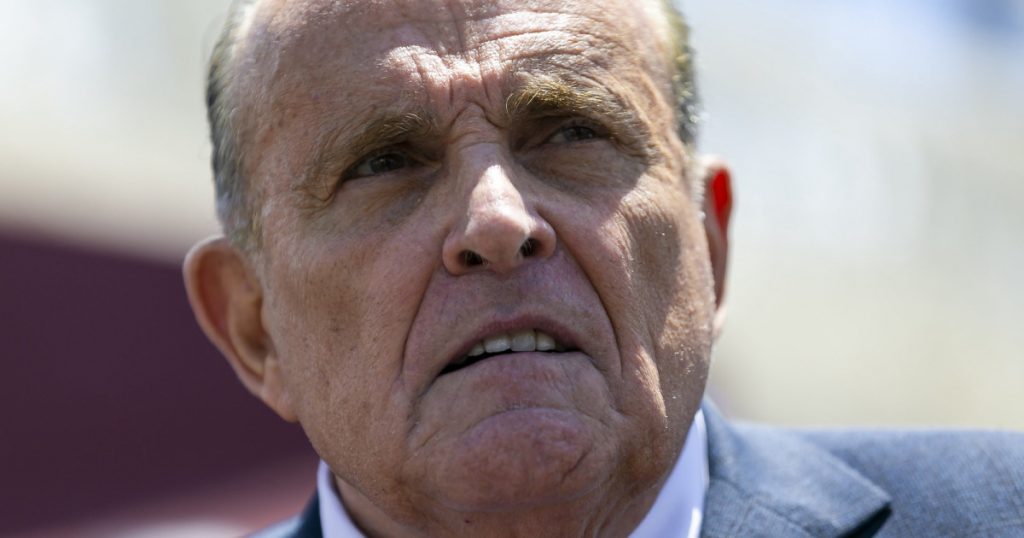 rudy-giuliani-is-reportedly-close-to-broke—and-donald-trump-isn’t-taking-his-calls