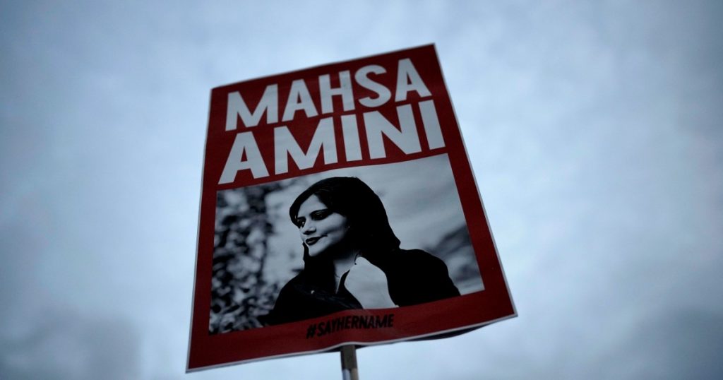 an-iranian-journalist-who-reported-on-mahsa-amini’s-death-is-now-in-solitary-confinement