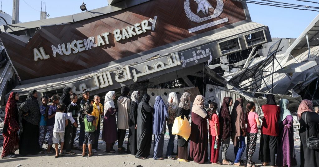un-official:-palestinians-in-gaza-are-living-on-two-pieces-of-bread-a-day