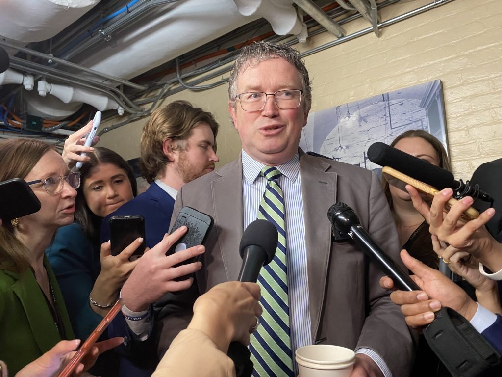 us-rep.-massie-joins-move-to-oust-speaker-johnson,-who-vows:-‘i-am-not-resigning’