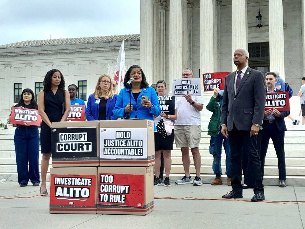 progressives-urge-alito-recusal-from-jan-6-cases-before-the-us.-supreme-court