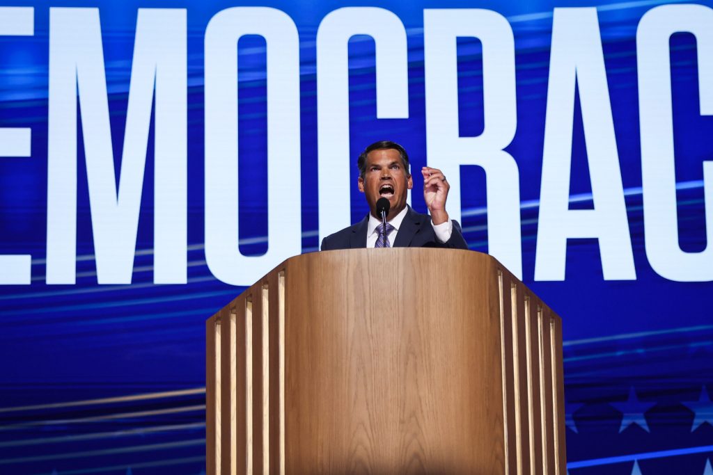former-gop-lt-gov.-duncan-at-dnc-urges-republicans,-independents-to-vote-harris-walz